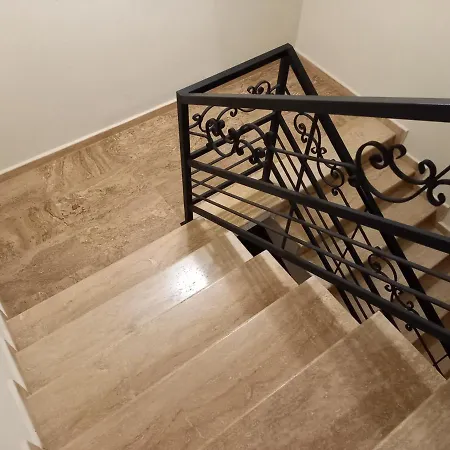 Relax Larrisa Daire *