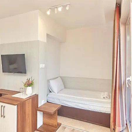 Relax Larrisa Daire *