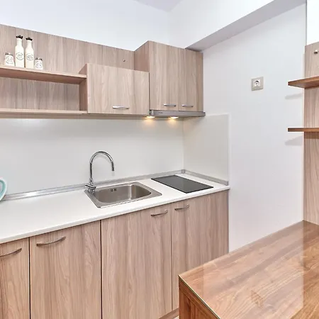 Relax Larrisa Daire *